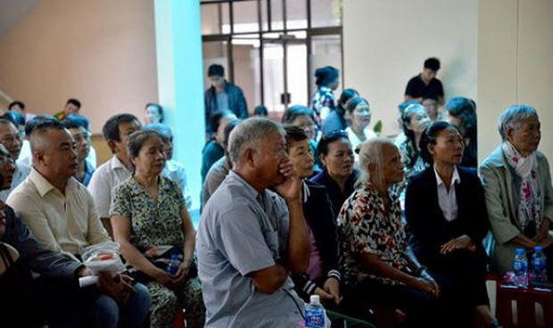 Nhiều người theo dõi cuộc gặp giữa lãnh đạo TP HCM với người dân Thủ Thiêm qua màn hình bên ngoài hộii trường.