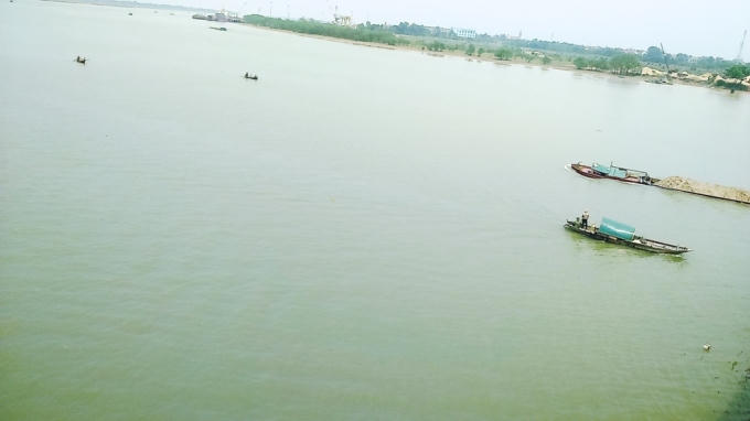 Một số thuyền của lực lượng chức năng tìm kiếm trên sông Lam đoạn phía dưới cầu Bến Thủy.