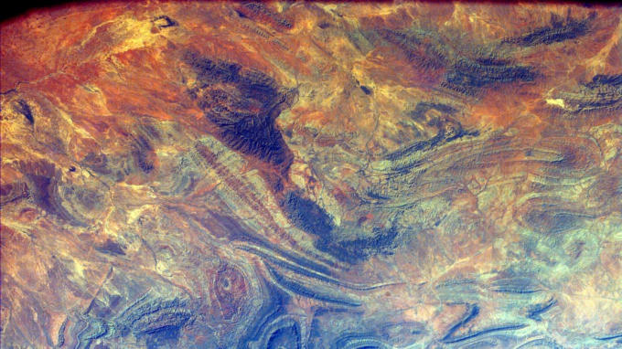 Australian Outback: Được ghi lại bởi EarthKam, hình ảnh này vẽ một cảnh siêu thực, nơi mép của một hồ tiếp xúc với sa mạc đá của Australian Outback.