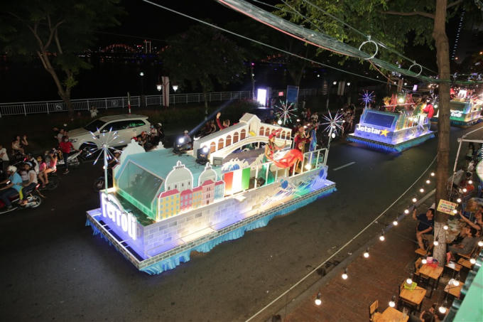 Du khách phấn khích hòa nhịp cùng nghệ sỹ nước ngoài trong Carnaval đường phố DIFF 2018