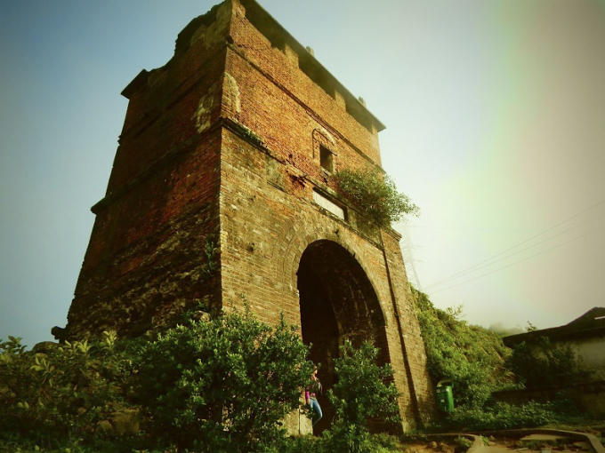 Di tích Hải Vân Quan nằm trên đỉnh đèo Hải Vân.