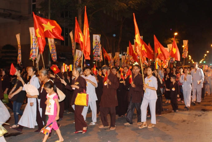 Hình ảnh lá cờ Tổ quốc tung bay trong đoàn diễu hành...