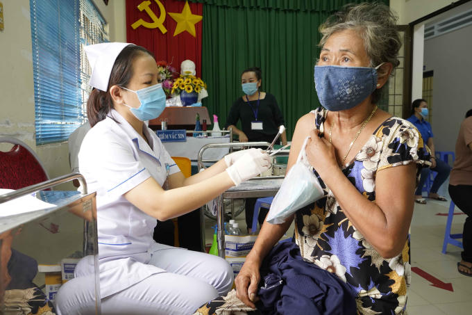 Tiêm liều nhắc lại vắc xin phòng COVID-19ưu tiên tiêm trước cho người từ 50 tuổi trở lên đã tiêm đủ liều cơ bản.