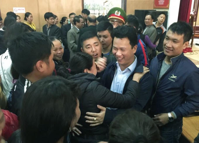 Kết thúc buổi đối thoại, rất đông tiểu thương ôm chầm lấy Chủ tịch tỉnh Hà Tĩnh.