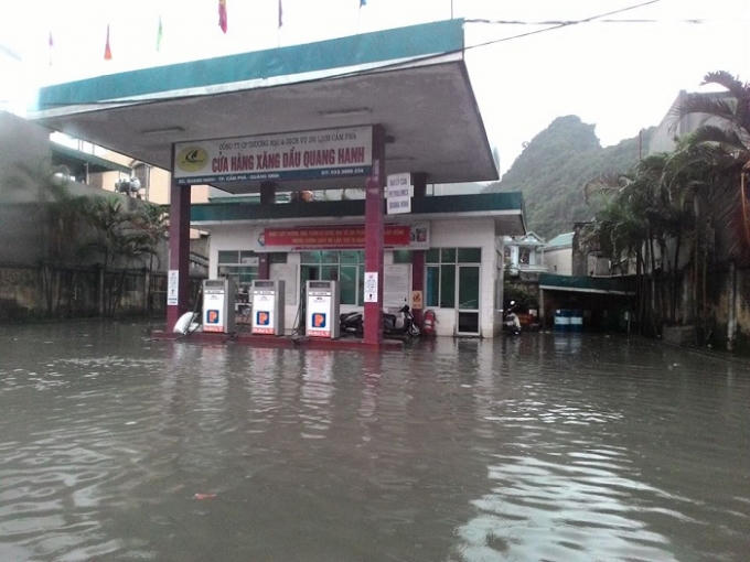 Một cây xăng trên địa bàn TP Cẩm Phả bị mưa ngập trong buổi sáng nay (22/4).