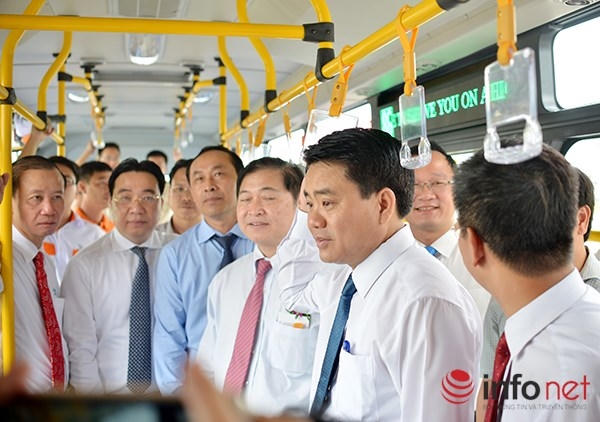 Tuyến xe buýt này được người dân Thủ đô trông chờ là tuyến xe tiêu chuẩn dịch vụ cao cấp như của hệ thống vận tải hành khách công cộng của các nước phát triển. Trong ảnh:  Chủ tịch UBND TP Hà Nội Nguyễn Đức Chung và các vị lãnh đạo đã có mặt và trải nghiệm về tuyến xe buýt trên vào sáng nay (30/4).