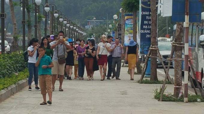 Đoàn du khách tiến về bãi tắm Bãi Cháy.
