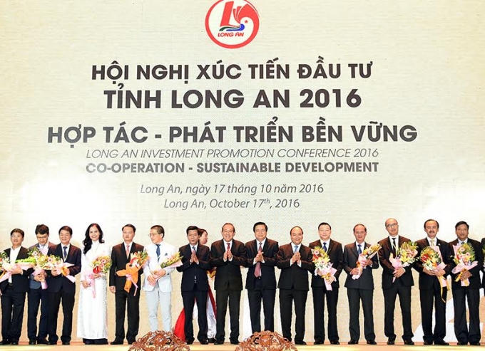 Thủ tướng Nguyễn Xuân Phúc tặng hoa cho các nhà đầu tư.