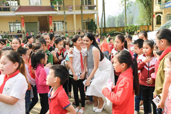 Các người đẹp hoa hậu vượt núi tặng sách cho thanh niên vùng cao