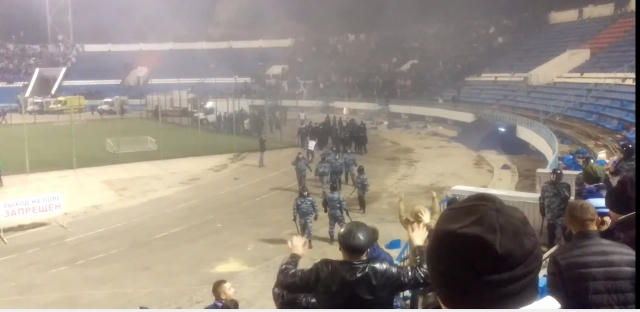 Cảnh s&aacute;t được huy động để sự việc kh&ocirc;ng trở n&ecirc;n nghi&ecirc;m trọng.