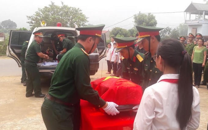 Sau một thời gian dài tìm kiếm, lực lượng vũ trang huyện Sông Mã, 2 liệt sỹ đã trở về với đất mẹ.