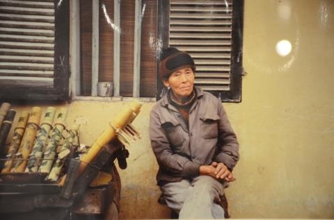 Người đ&agrave;n &ocirc;ng b&aacute;n ống thuốc l&agrave;o, H&agrave; Nội 1984.