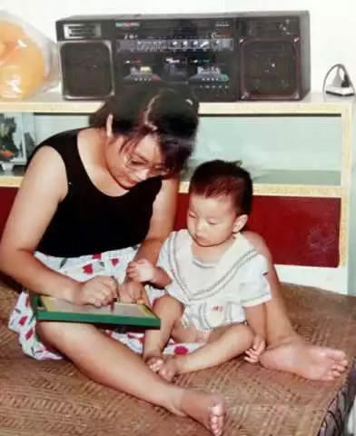 Bà Zou hướng dẫn con tập viết