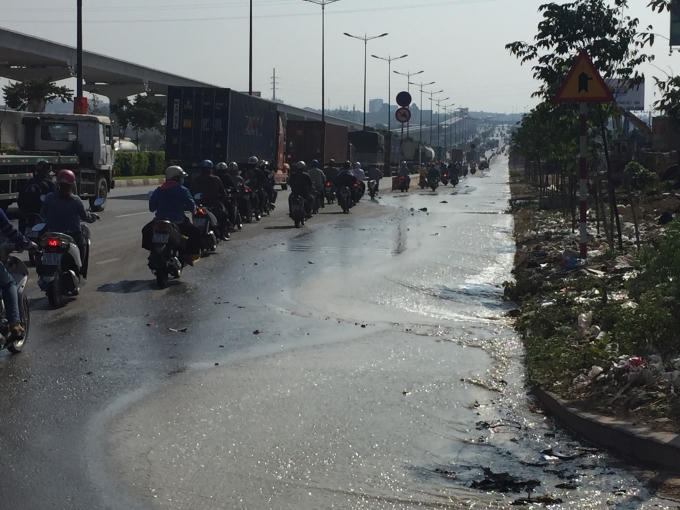 Người dân qua lại rất khó khăn vì nước thải.