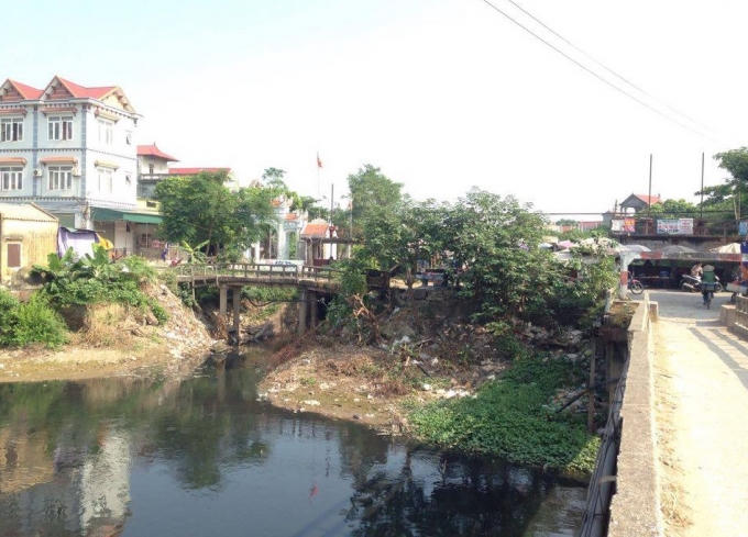 Dòng nước đen ngòm dưới chân cầu Lương.