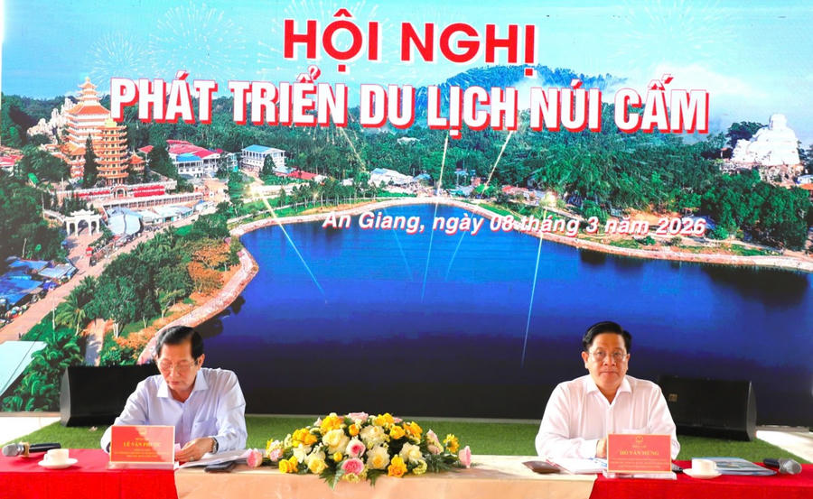 hủ tọa Hội nghị, Chủ tịch UBND tỉnh An Giang Hồ Văn Mừng (bìa phải) và Phó Chủ tịch UBND tỉnh An Giang Lê Văn Phước (bìa trái)