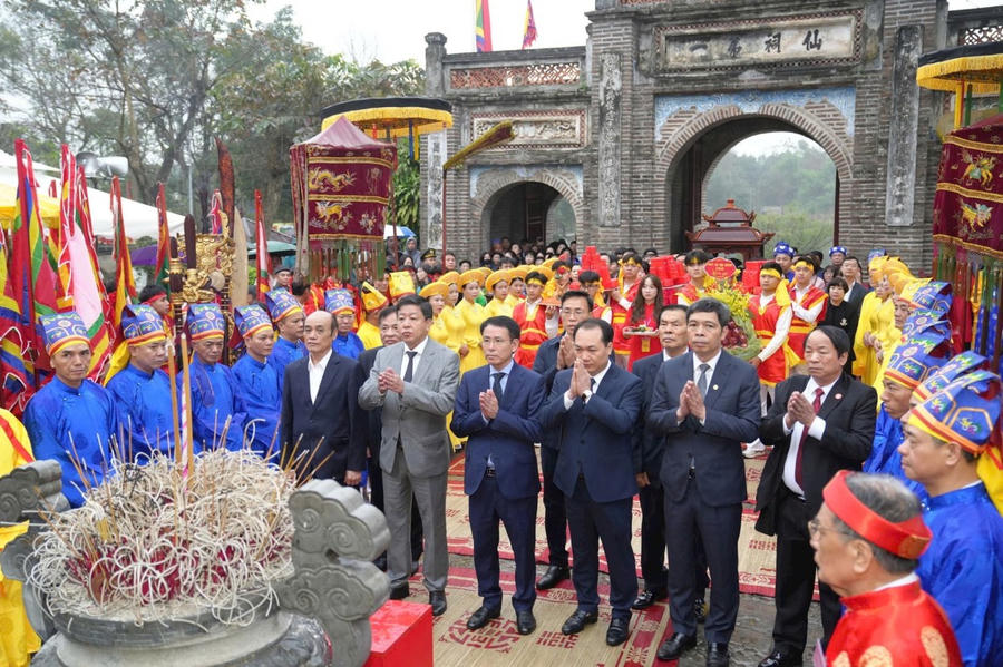 Các đại biểu làm lễ dâng hương bày tỏ lòng tri ân sâu sắc đối với vị vua có công dựng nước, xây thành Cổ Loa. (Ảnh: hanoi.gov.vn)