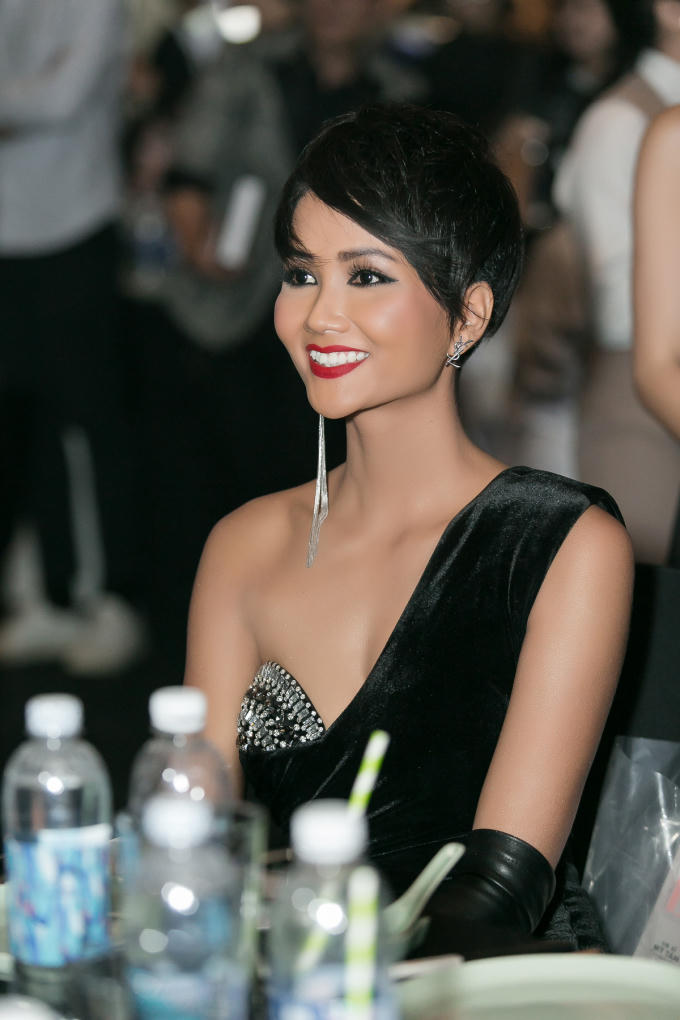 Hoa hậu H'hen Ni&ecirc; đầy c&aacute; t&iacute;nh với trang phục lệch vai kết hợp với găng tay da