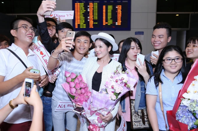 L&yacute; Nh&atilde; Kỳ x&uacute;c động giữa &ldquo;rừng&rdquo; fan đ&oacute;n tại s&acirc;n bay