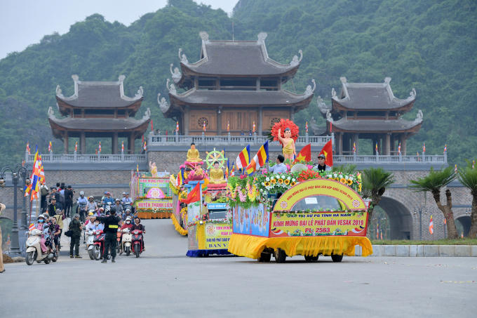 Đoàn rước đi qua cổng chùa Tam Chúc (Hà Nam).