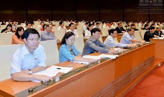 Đại biểu Quốc hội bấm nút biểu quyết thông qua Nghị quyết về việc thực hiện thí điểm cấp thị thực điện tử cho người nước ngoài nhập cảnh Việt Nam.