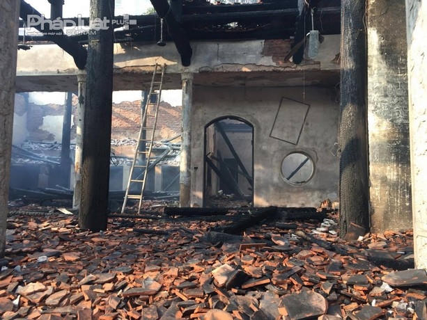 Ngói vỡ nát sau vụ cháy.