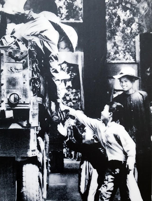 Niềm vui trong ngày Hà Nội sang trang mới, ngày 10/10/1954.