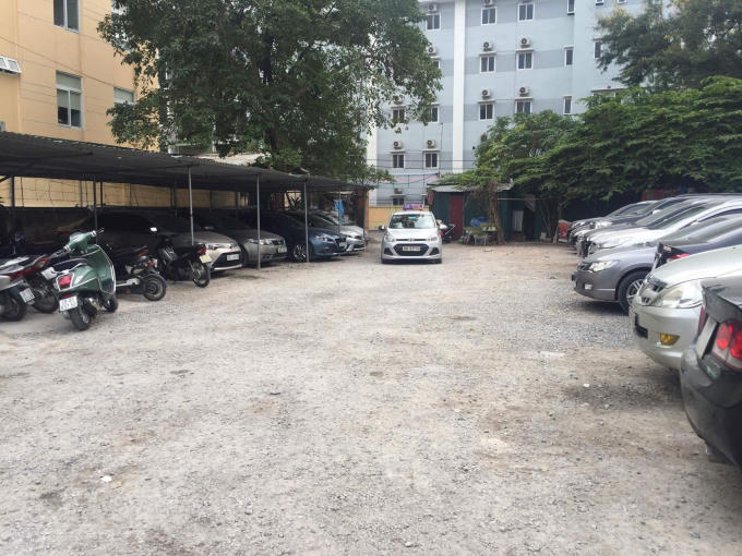 Hang trăm chiếc xe được tr&ocirc;ng giữ ng&agrave;y đ&ecirc;m tr&ecirc;n đất dự &aacute;n.