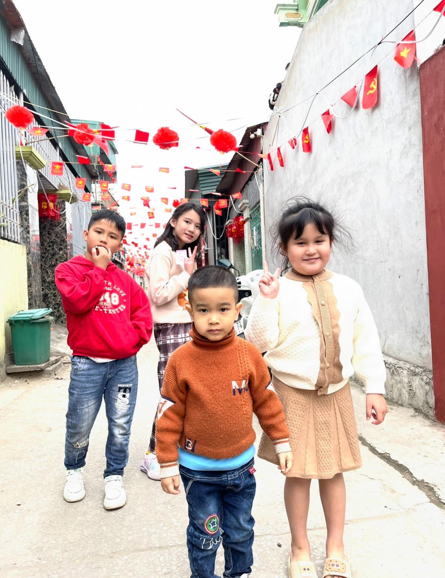 Những đứa trẻ miền biển vui tươi trong không khí Tết cổ truyền gần về