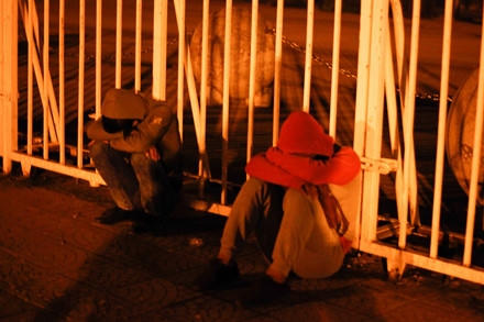 Nhiều người tranh thủ chợp mắt trong lúc chờ trời sáng.