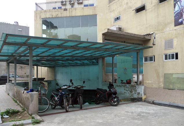 Cửa hầm 1 nhà A3 bị khóa bịt lối đi. Ảnh: Trần Nam