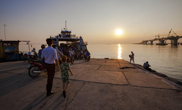 Khi cây cầu hoàn thành, bến phà này có thể sẽ không còn hoạt động. (ảnh Trần Quốc Hiệp)