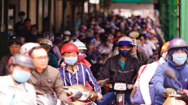 Hàng trăm chiếc xe máy nối đuôi mỗi lúc một dài hơn.