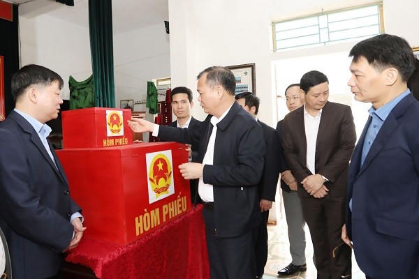 Phó Bí thư Tỉnh ủy, Chủ tịch HĐND tỉnh Ninh Bình, ông Lê Quốc Chỉnh và Đoàn công tác kiểm tra công tác chuẩn bị bầu cử tại xã Nghĩa Hưng.