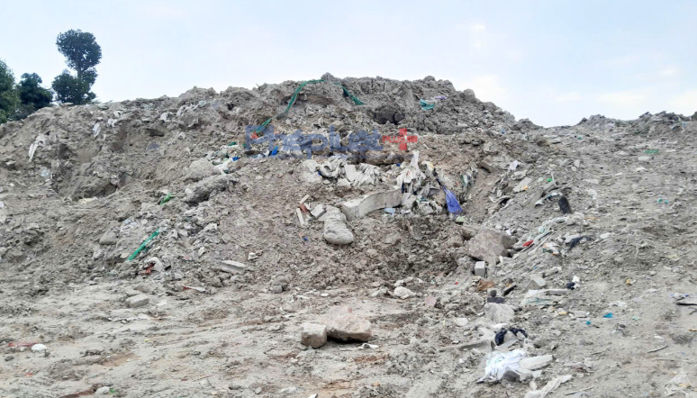 Mặc dù không được cơ quan có thẩm quyền cấp phép thu gom, vận chuyển, xử lý chất thải, Họa vẫn cho các phương tiện vận chuyển đổ thải, chủ yếu vào ban đêm, sau đó san gạt, phủ đất để nâng cao mặt bằng.