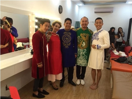 Nhưng ít ai biết phía trên trông có vẻ lịch thiệp đó thì phía dưới MC Trấn Thành đang phải "phơi" đôi chân trần của mình như thế này.