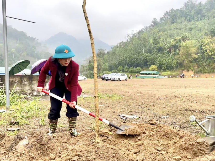 Bà Ma Thị Mận - Bí thư Đảng ủy, Chủ tịch HĐND xã thực hiện trồng cây trong ngày lễ phát động.