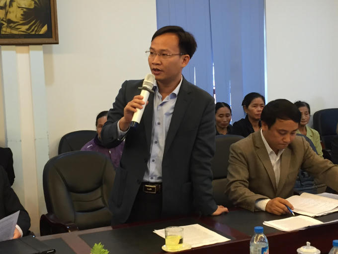 Ông Phạm Văn Thịnh - Chủ tịch UBND huyện Hiệp Hòa trao đổi về vụ việc.