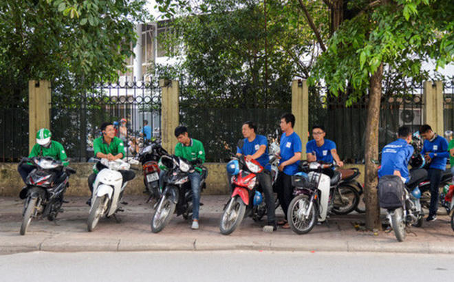 Nhiều cử nhân đã lựa chọn “chuyển nghề” làm xe ôm công nghệ. (Hình minh hoạ)