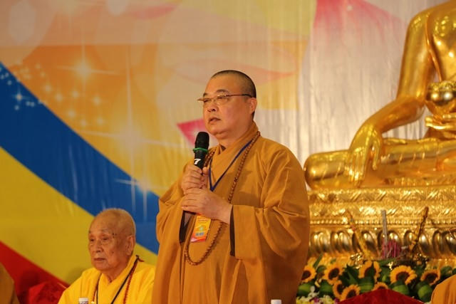 Hòa thượng Thích Thanh Nhiễu ban đạo từ.