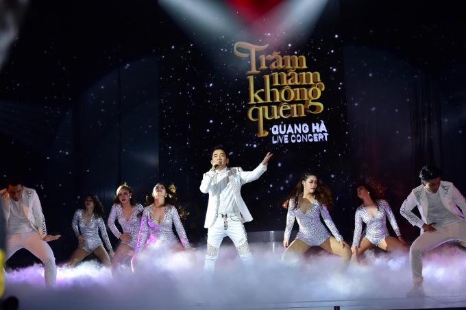 Quang Hà nắm tay Phương Thanh và Siu Black lại gần nhau trong Live Concert