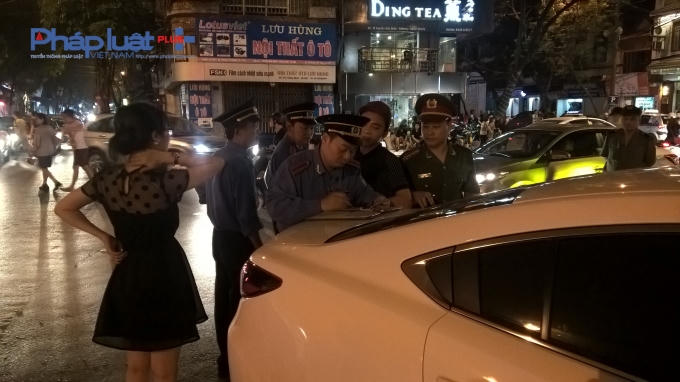 Lực lượng chức năng tiến hành xử lý với các xe vi phạm. ( Ảnh Phạm Hiển )