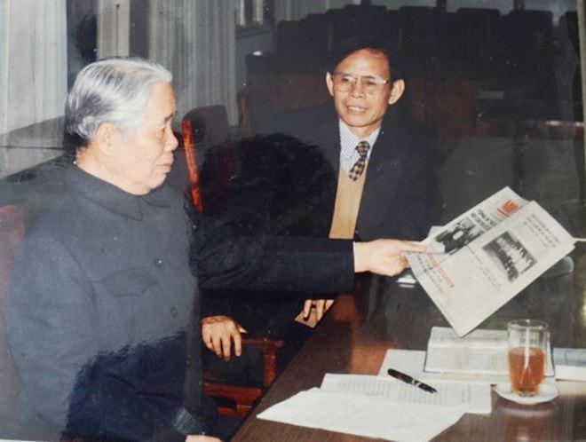 Tổng Bí thư Đỗ Mười xem và góp ý cho Báo Nhân Dân.