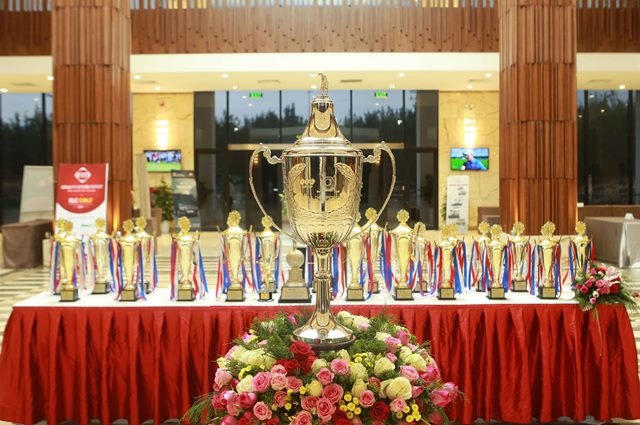 Cup luân lưu FLC Golf Championship 2016, được đặt thiết kế và làm thủ công tại Anh bằng chất liệu inox mạ bạc, trị giá 5.500 USD.
