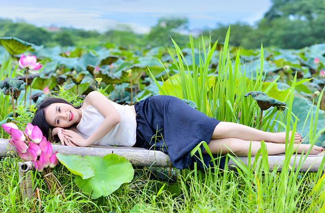 M&ugrave;a thiếu nữ diện &aacute;o yếm thả d&aacute;ng b&ecirc;n sen