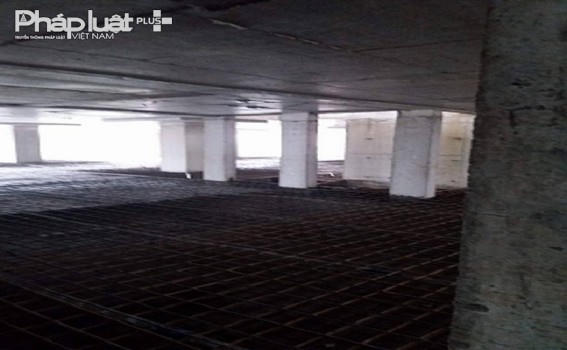Một mặt sàn đang tiếp tục được đổ.