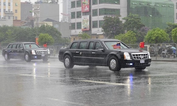 Đoàn xe của Tổng thống đội mưa đi ra sân bay.