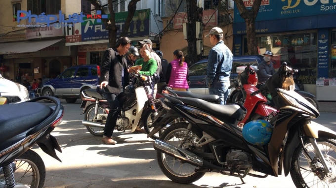 Các "cò vé" ngang nhiên "mua đi bán lại" vé nhưng không hề có sự can thiệp của các cơ quan chức năng.