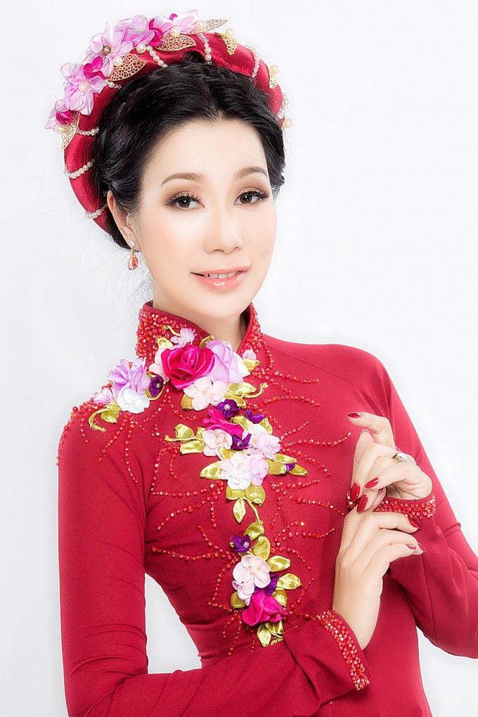 Trịnh Kim Chi cảm nhận và mong muốn lan tỏa câu chuyện mà những chiếc áo dài này mang đến những người phụ nữ. Đó là nét đẹp của nghệ thuật đính kết, hòa nhịp của những yếu tố một cách sáng tạo nhưng đầy tỉ mỉ và tinh tế. Tất cả những cộng hưởng này cùng  biến thành một bùa mê cho những sự chinh phục.