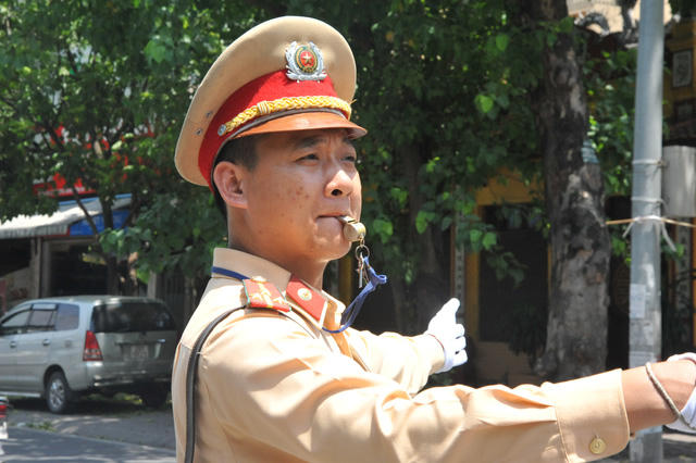 CSGT "phơi mặt" dưới nắng nóng gay gắt.